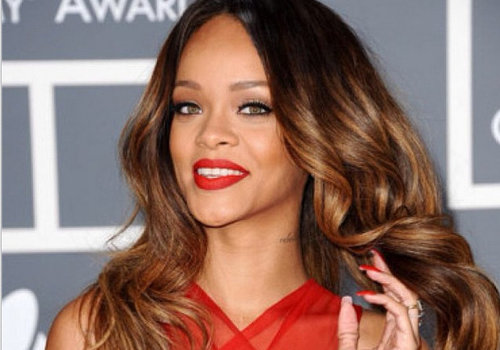 Rihanna paga R$ 23 mil para manicure durante férias