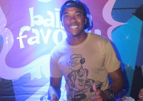 Robinho curte baile funk cheio de famosos no Rio de Janeiro