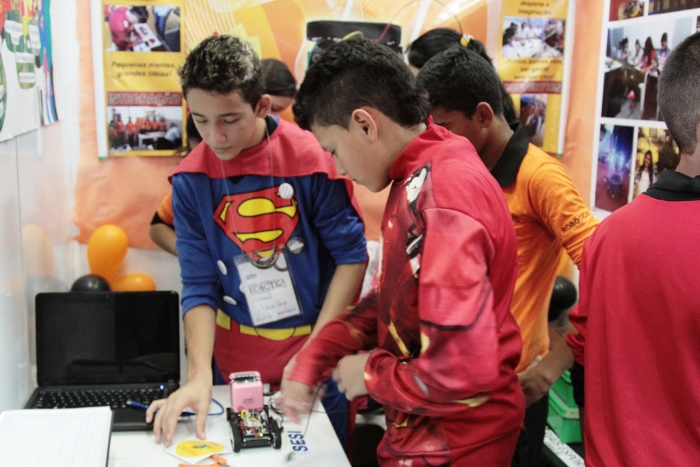 300 alunos da rede municipal participam de torneio de robótica