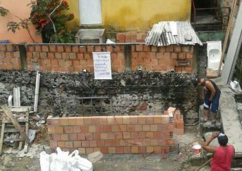 ‘Dono do pedaço’ constrói muro ilegal em cima da calçada