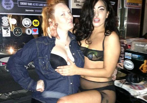 Lady Gaga dança de sutiã e calcinha em bar