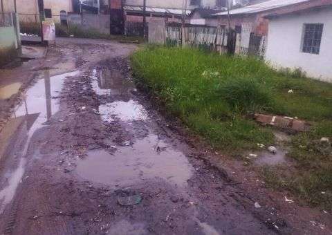 Lama e mato tomam conta da rua Pantanal