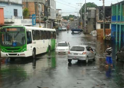 Moradores da rua Prosperidade sofrem em dia de chuva