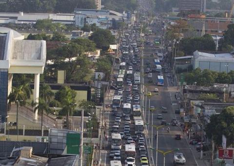 Trânsito muda na Constantino Nery