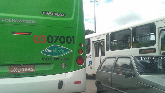 Ônibus usam rua como estacionamento