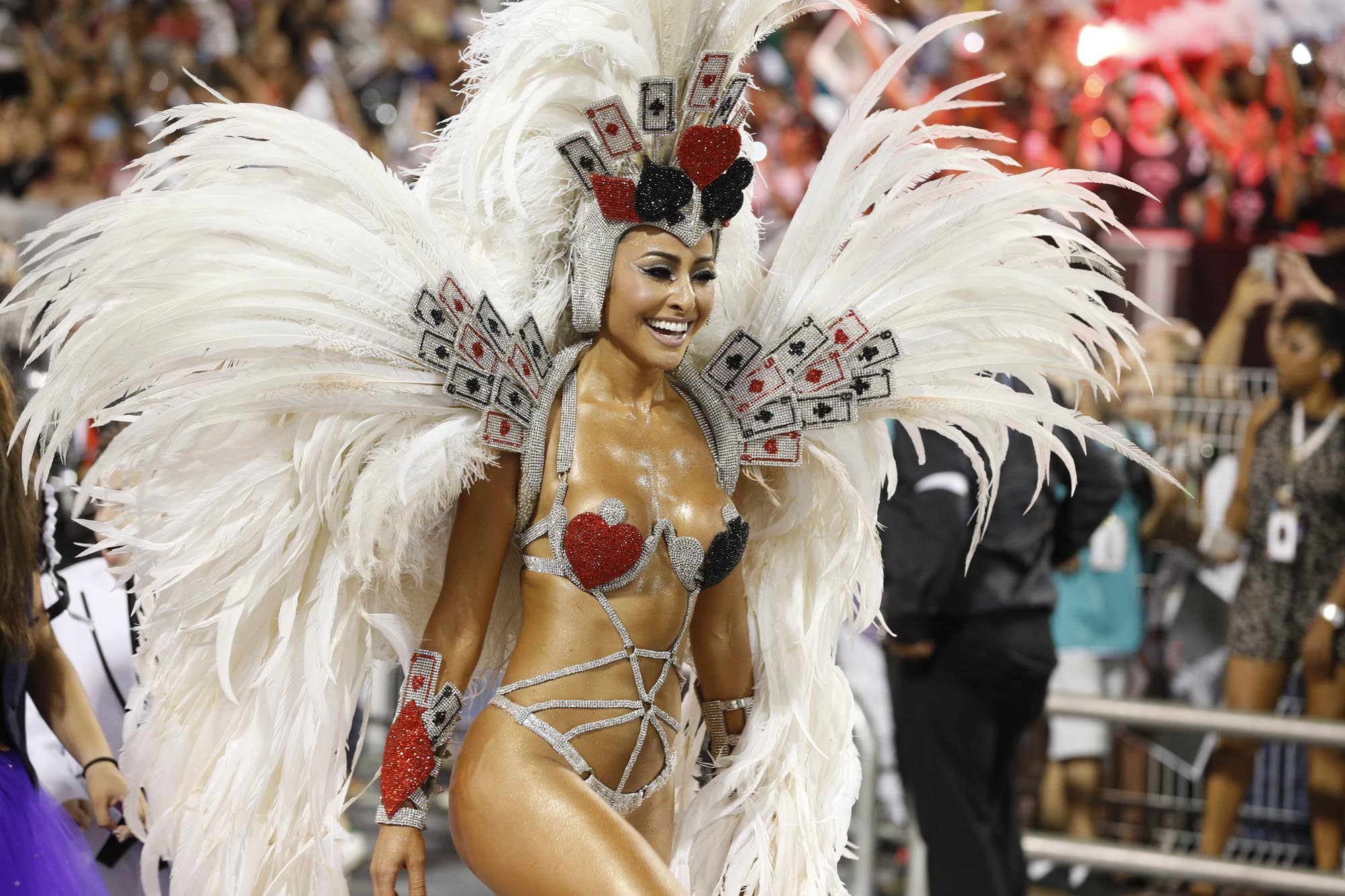 Sabrina Sato arrasa com fantasia da Gaviões da Fiel