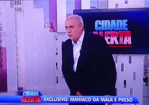 Flagra! Apresentador coça o "saco" ao vivo e virá piada na internet