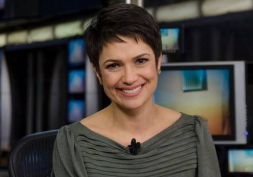 Homem aparece atrás de Sandra Annenberg durante Jornal Hoje ao vivo