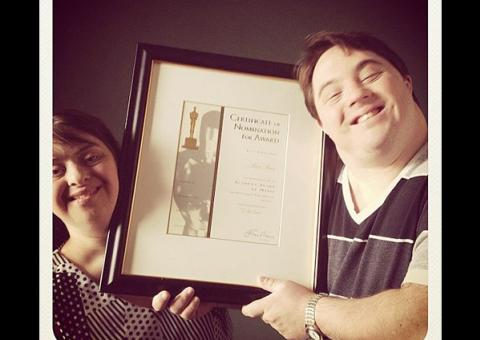 Depois de churrasco, Sean Penn presenteia ator brasileiro do filme "Colegas"