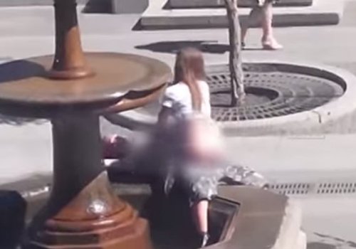 Casal é flagrado fazendo sexo em praça pública