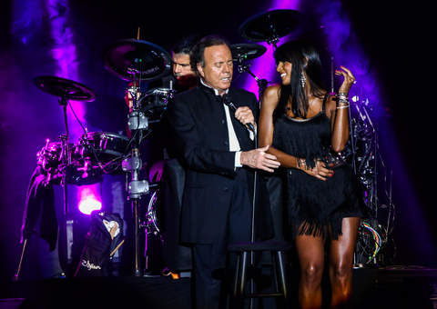 Julio Iglesias tira casquinha de bailarina e faz o último show de sua turnê de despedida no Brasil 