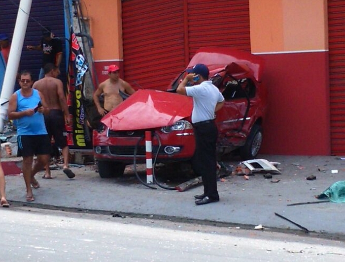 Caminhão descontrolado bate em poste e destrói um carro