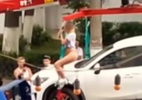  Mulher apela para striptease para que evitar reboque de carro
