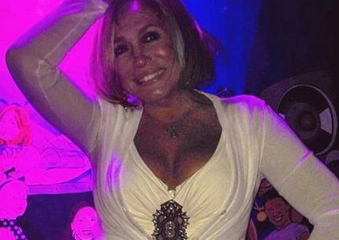  Susana Vieira ousa no decote e cai na balada