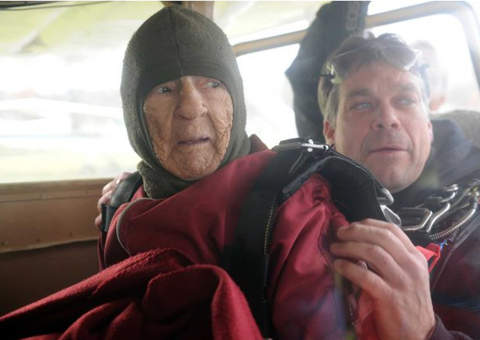  Vovó radical comemora seu 100º aniversário pulando de paraquedas