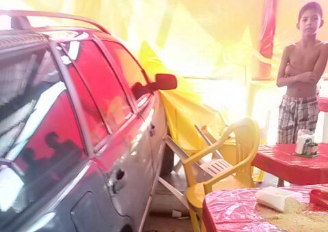 Carro de taxista brigão arrasta mesas, cadeiras e derruba telhado de um barraco