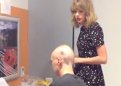 Taylor Swift canta para fã com leucemia em hospital