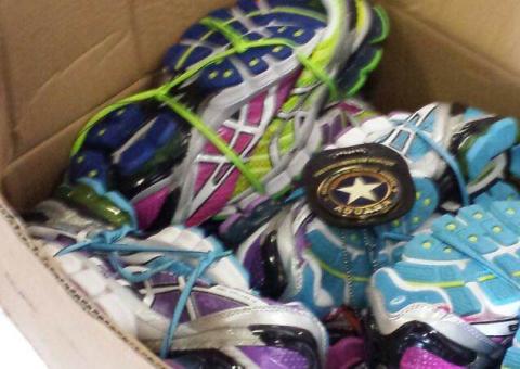 Quase 500 pares de tênis são retidos na alfândega