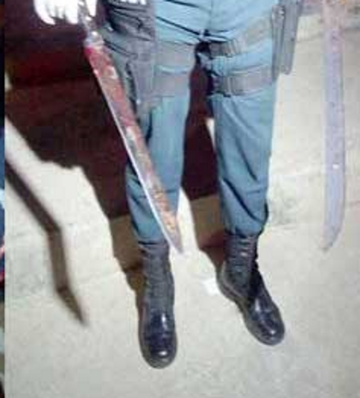 Homem agride irmã e namorada com vários golpes de terçado 