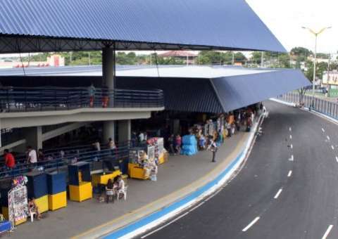 Cobrador canta ópera e dá pancadas em passageiros com catraca