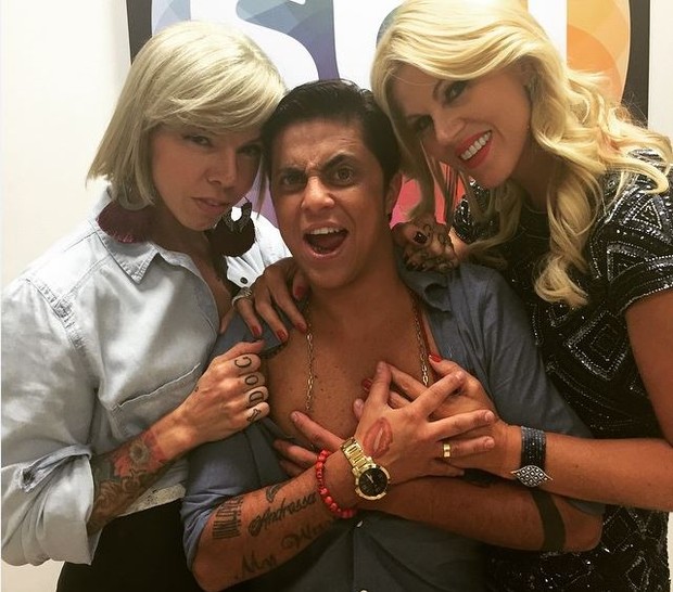 Com blusa aberta, Thammy Miranda leva apalpada de Val Marchiori