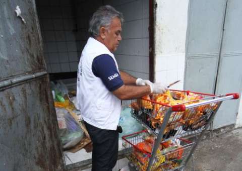 Dvisa inutiliza mais de três toneladas de alimentos estragados