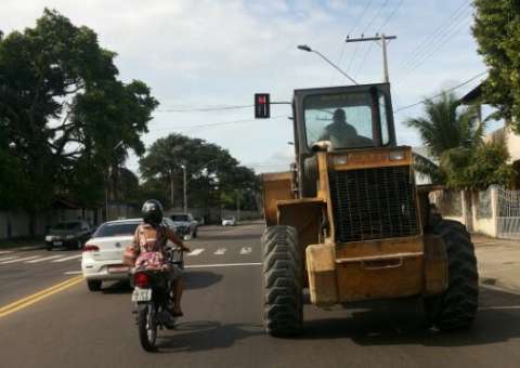 Trator atrapalha trânsito no Planalto