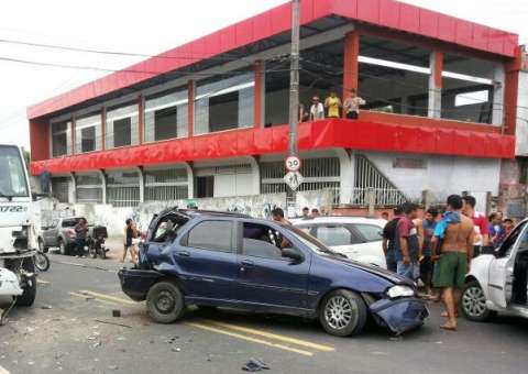 Colisão tripla na Cidade Nova fere taxista e passageiro