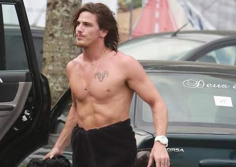  Galãs: Rômulo Arantes Neto e Paulinho Vilhena surfam juntos em praia carioca