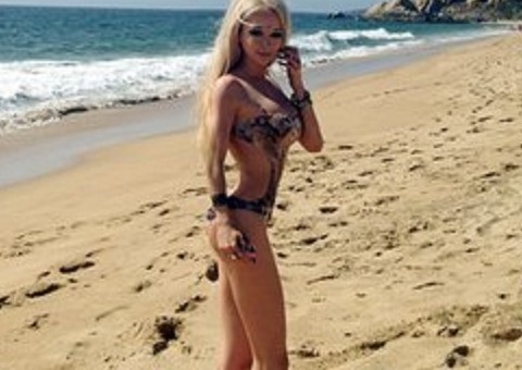  'Barbie Humana' volta a emagrecer e é criticada na web "pernas de gafanhoto"