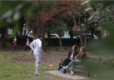 Espertinho finge ser Cristiano Ronaldo para pegar a mulherada. Veja