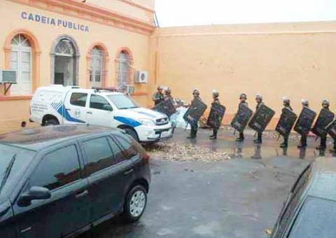  Presos flagrados  fugindo pelo forro da cadeia Vidal Pessoa