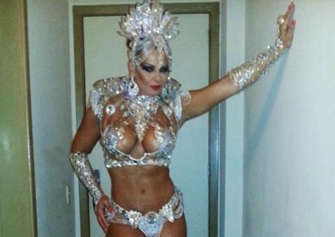  Vivi Araújo mostra corpão e se prepara para carnaval gaúcho