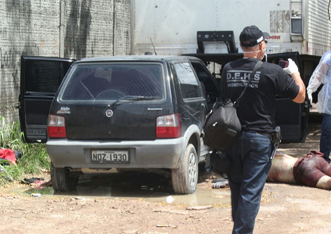 Professor é encontrado morto dentro de seu carro