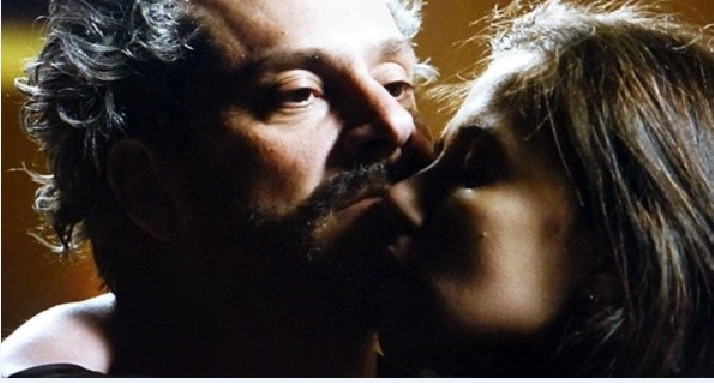 Cora fotografa José Alfredo e exige sexo em troca da imagem