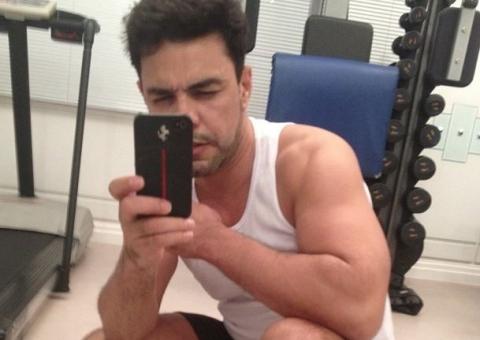 Aos 51 anos,  Zezé Di Camargo exibe braço musculoso 