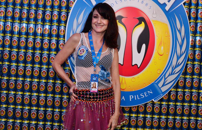 Aos 61 anos, Zezé Polessa rouba cena com look transparente 