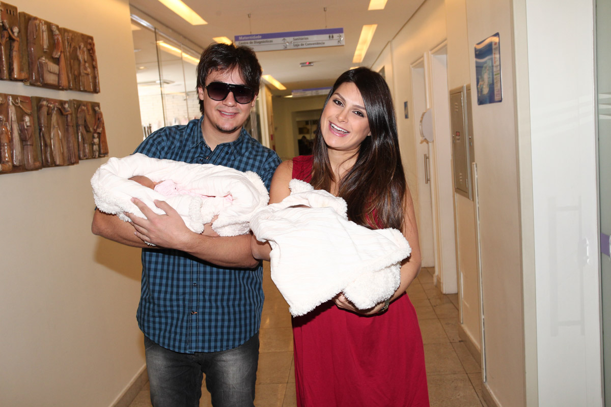 Ex-Miss Brasil deixa a maternidade com gêmeas e Deputado Leandro (KLB)