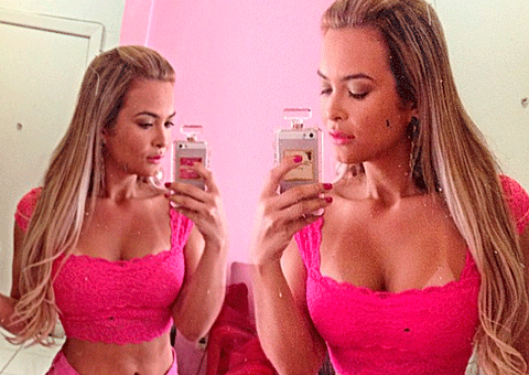 Geisy Arruda 'ostenta' marquinha de biquíni