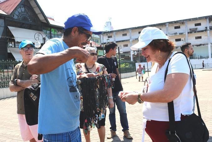 Pessoal da terceira idade foi passear no mercadão Adolpho Lisboa Fotos: Divulgação/FDT