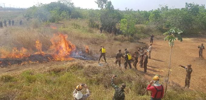 Homens do Exército recebem instruções de bombeiros militares para combate a queimadas