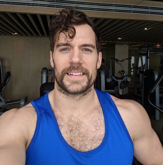 Henry Cavill comemora 35 anos; veja por que ele está de parabéns