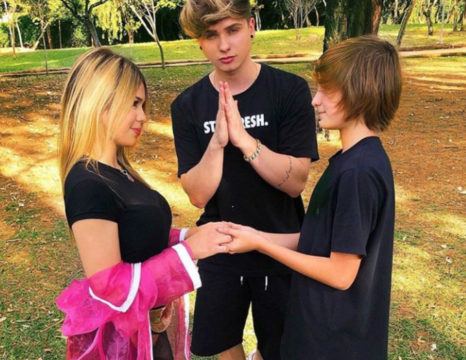 Aos 12 anos, Melody é pedida em namoro e pede ajuda dos fãs