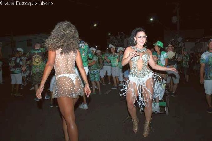 Furiosa marca samba da rainha e musa da bateria da Reino Unido