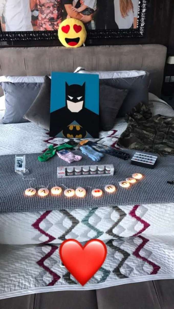 Neymar mostra mimos que ganhou da namorada