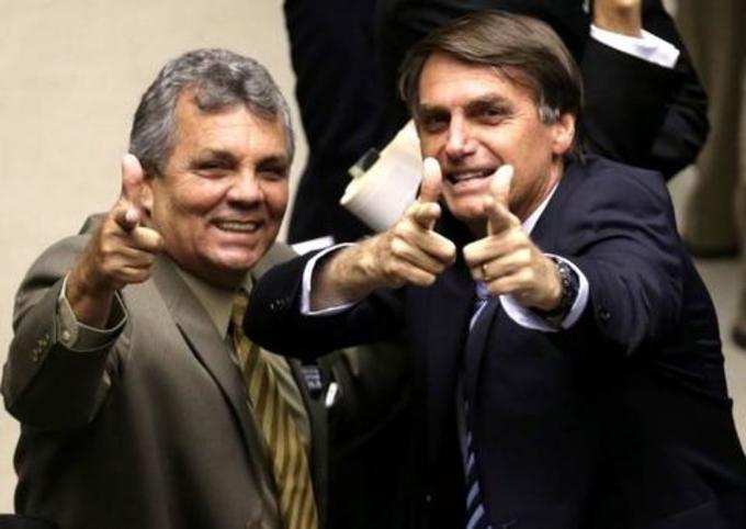 Resultado de imagem para LideranÃ§as das bancadas evangÃ©lica e da bala assumem apoio a Bolsonaro