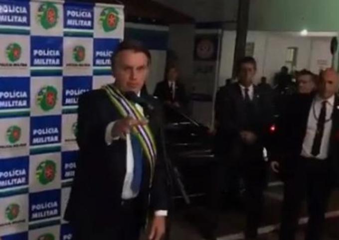 Resultado de imagem para Bolsonaro chama de 'idiota' pergunta sobre carona de parentes em helicÃ³ptero da FAB