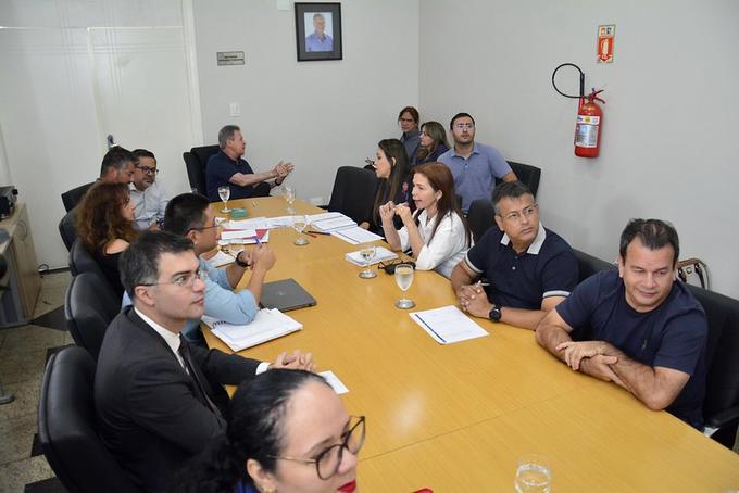 Em reunião, Arthur Neto enfatiza o controle das obras em execução - Foto: Márcio James/Semcom