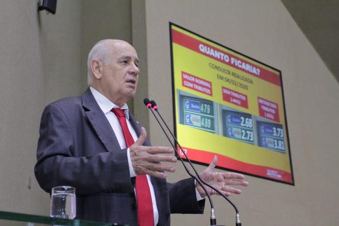 Serafim diz que metade dos impostos, litro da gasolina ficaria a R$ 3,73 - Foto: Marcelo Araújo/Aleam