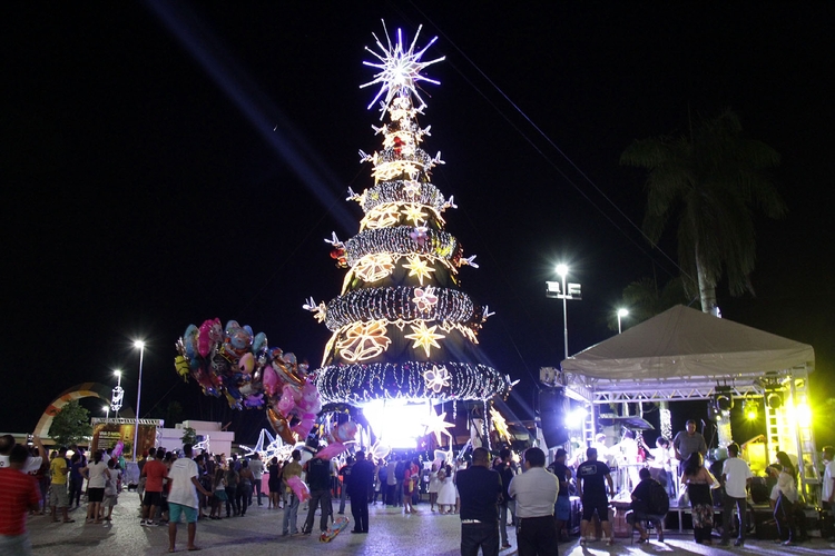 Prefeito acende árvore de Natal de 31 m de altura na Ponta Negra
